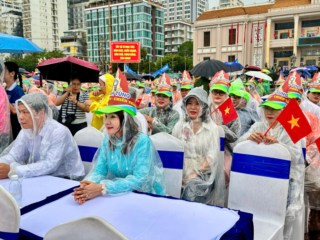 Hình ảnh các thầy cô, bạn bè tiếp thêm động lực để Đoàn Thanh Tùng mang vinh  quang về cho tỉnh Khánh Hòa (Ảnh: Thanh Huy)