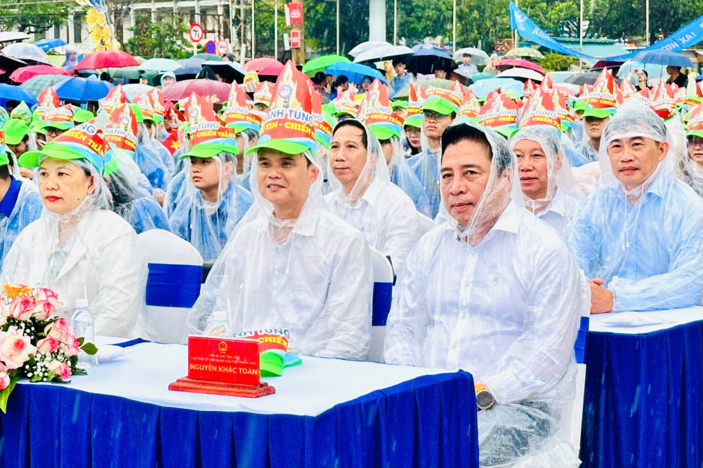 Chủ tịch UBND tỉnh Khánh Hòa, Nguyễn Khắc Toàn cùng lãnh đạo Sở, ngành tiếp thêm động lực cho Đoàn Thanh Tùng (Ảnh: Thanh Huy)
