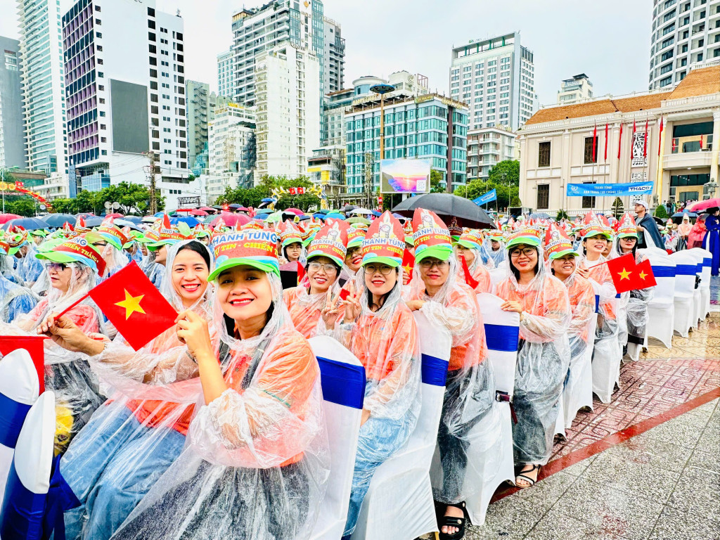 Hình ảnh các thầy cô, bạn bè tiếp thêm động lực để Đoàn Thanh Tùng mang vinh  quang về cho tỉnh Khánh Hòa (Ảnh: Thanh Huy)