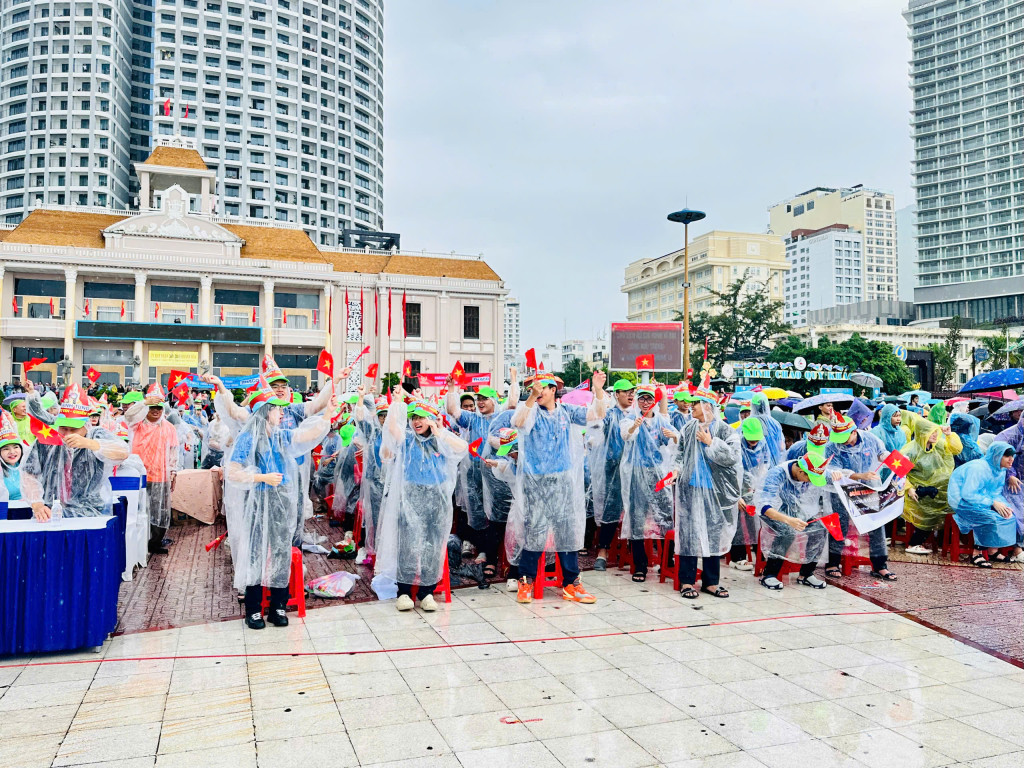 Hình ảnh các thầy cô, bạn bè tiếp thêm động lực để Đoàn Thanh Tùng mang vinh  quang về cho tỉnh Khánh Hòa (Ảnh: Thanh Huy)