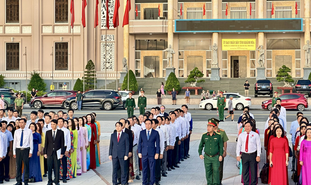 Lãnh đạo tỉnh Khánh Hòa tham dự Lễ Chào cờ tháng 11 (Ảnh: Thanh Huy)