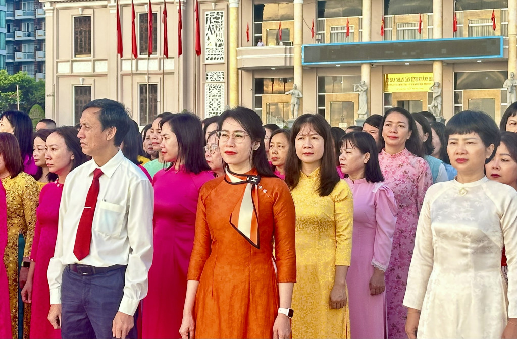 Các sở, ban, ngành tham dự Lễ Chào cờ đầu tháng 11 (Ảnh: Thanh Huy)