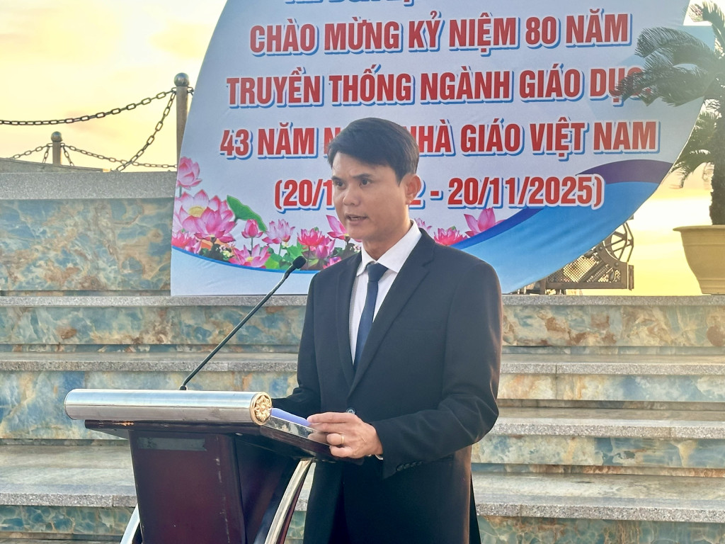 Phó Giám đốc Sở Giáo dục và Đào tạo, Nguyễn Đức Sơn phát biểu tại Lễ Chào cờ ( Ảnh: Thanh Huy)