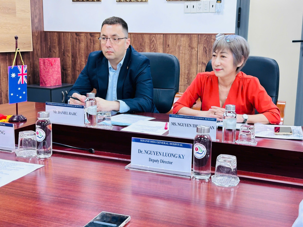 Đại diện Tổng Lãnh sự quán Úc, ông Daniel Rajic lắng nghe buổi chia sẻ (Ảnh: Bệnh viện Đa khoa Khánh Hòa)