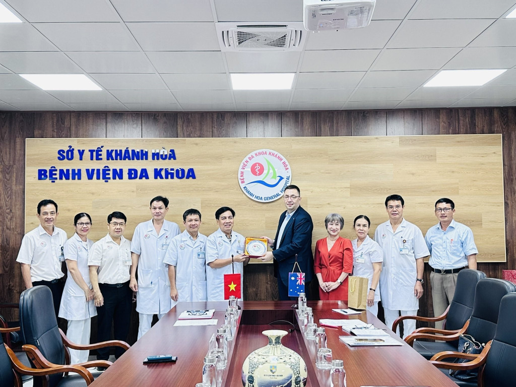 Hình lưu niệm sau buổi làm việc (Ảnh: bệnh viện Đa khoa Khánh Hòa)