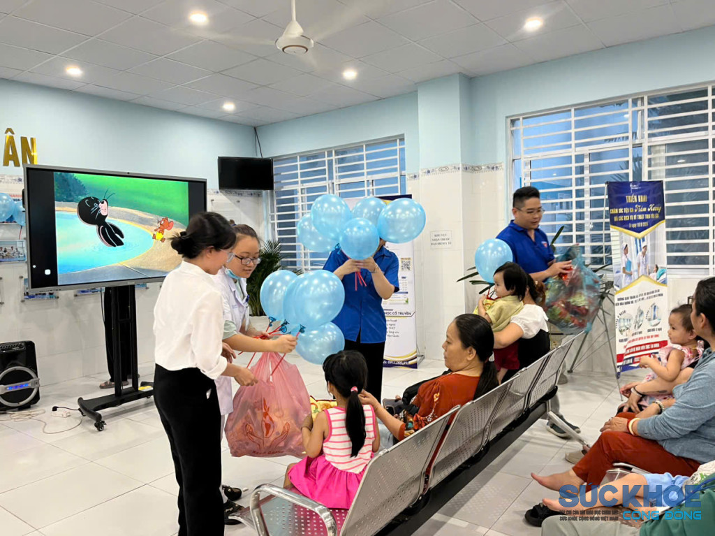 Bệnh nhân nhi được nhận quà tại buổi xem phim (Ảnh: Thanh Huy)