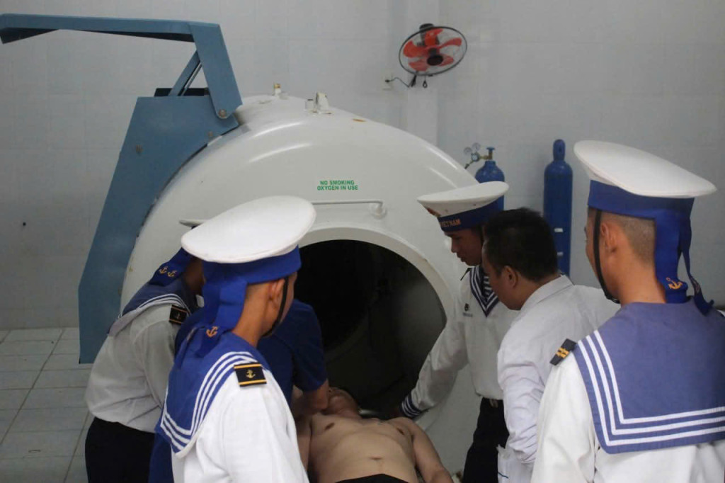 Ngư dân Phạm Xuân Hà điều trị tại buồng giảm áp (Ảnh: Trường Sa)