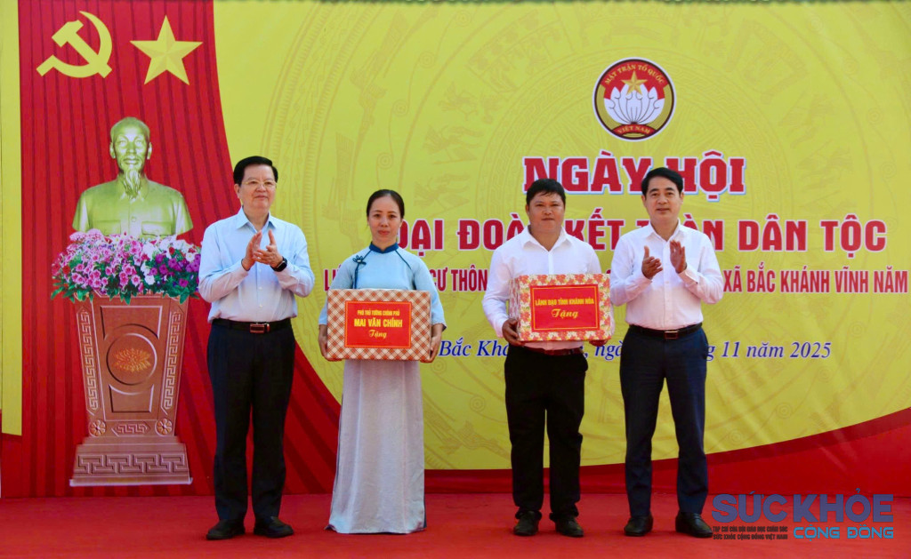 Phó Thủ tướng Chính phủ Mai Văn Chính và lãnh đạo tỉnh Khánh Hòa tặng quà cho liên khu dân cư thôn Suối Cau - Bến Khế - Suối Sâu (Ảnh: Thanh Huy)