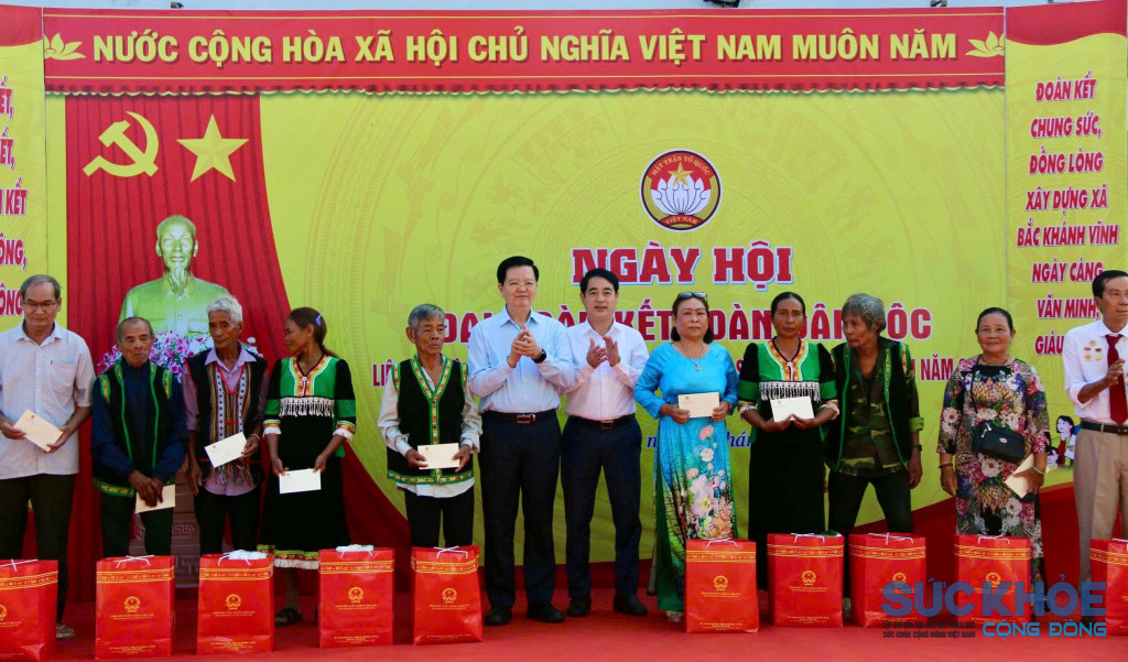 Phó Thủ tướng Chính phủ Mai Văn Chính cùng lãnh đạo tỉnh Khánh Hòa tặng quà cho người dân xã Bắc Khánh Vĩnh (Ảnh: Thanh Huy)