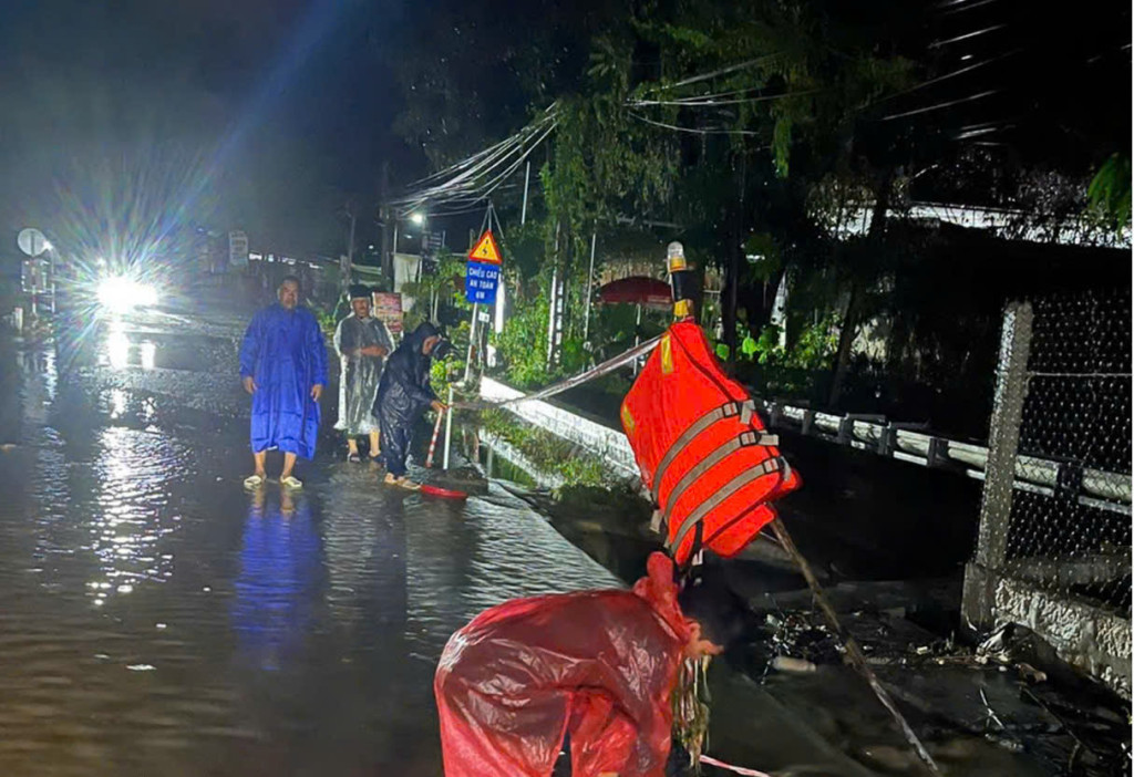 Lực lượng chức năng xã Nam Cam Ranh chốt chặn nơi nước sâu nguy hiểm (Ảnh: Người dân cung cấp)