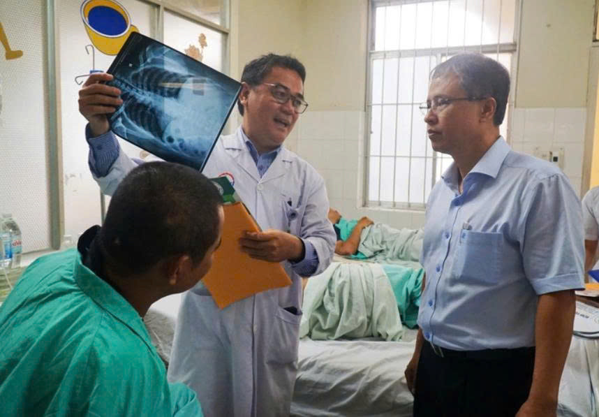 Lãnh đạo tỉnh Khánh Hòa đến thăm hỏi, động viên các nạn nhân (Anh: Phóng viên)