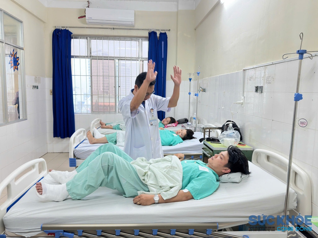 Các nạn nhân trong vụ sạt lỡ đèo Khánh Lê được các bác sĩ điều trị tại bệnh viện (Anh: Thanh Huy)