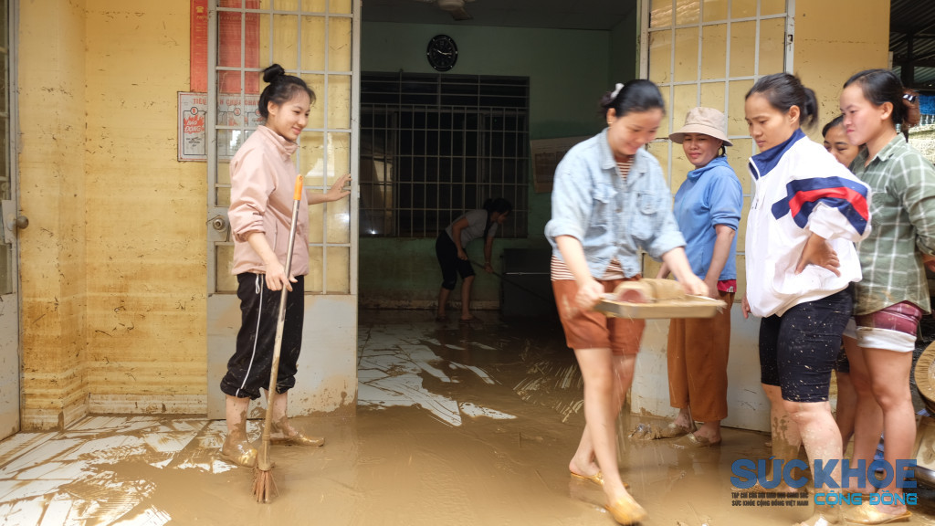 Sinh viên Đại học Khánh Hòa dọn dẹp tại điểm trường Diên An 1 (Ảnh: Thanh Huy)