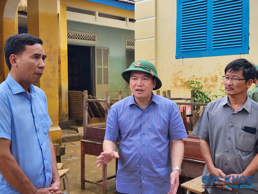 Phó Bí thư Tỉnh ủy Hồ Xuân Trường đến động viên, chia sẽ cùng các lực lượng dọn vệ sinh trường tiểu học Diên An 1( Ảnh: Thanh Huy)