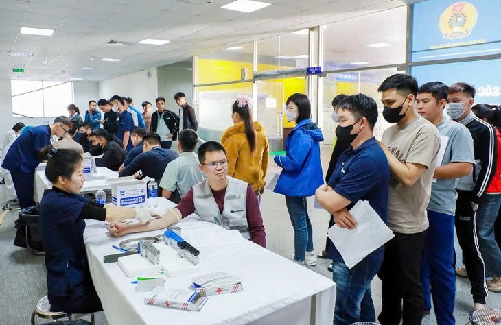 Đoàn viên, lao động được khám bệnh miễn phí và tuyên truyền phòng chống tội phạm ngay tại nhà máy