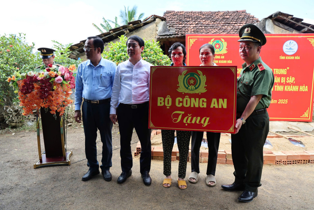 Lãnh đạo Công an tỉnh Khánh Hòa tặng quà của Bộ Công an cho gia đình ông Huỳnh Ngọc Hải (Ảnh: Công an tỉnh)