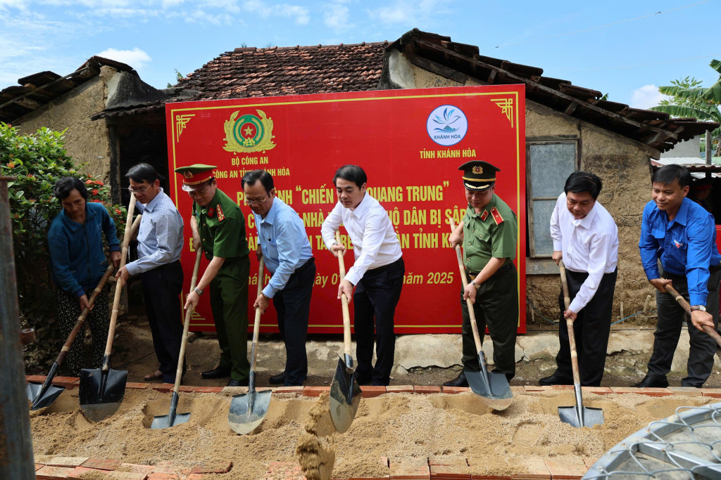 Nghi thức khởi công xây dựng nhà cho gia đình ông Huỳnh Ngọc Hải, xã Diên Điền (Ảnh: Công an tỉnh)