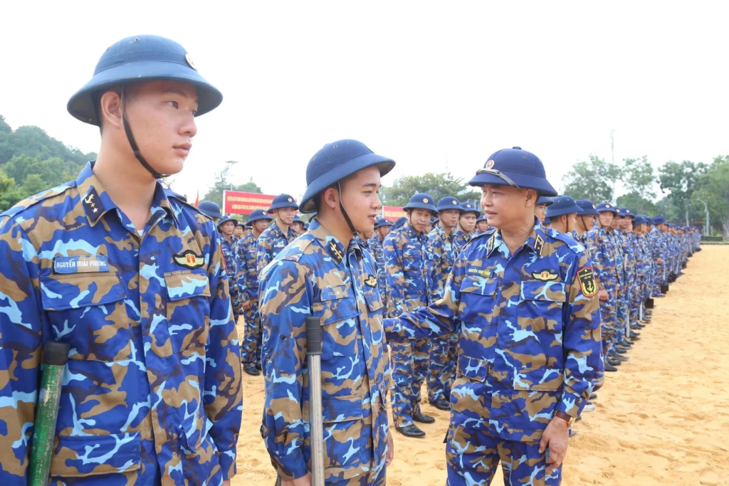 Chuẩn Đô đốc Nguyễn Anh Tuấn động viên cán bộ, chiến sĩ tham gia 