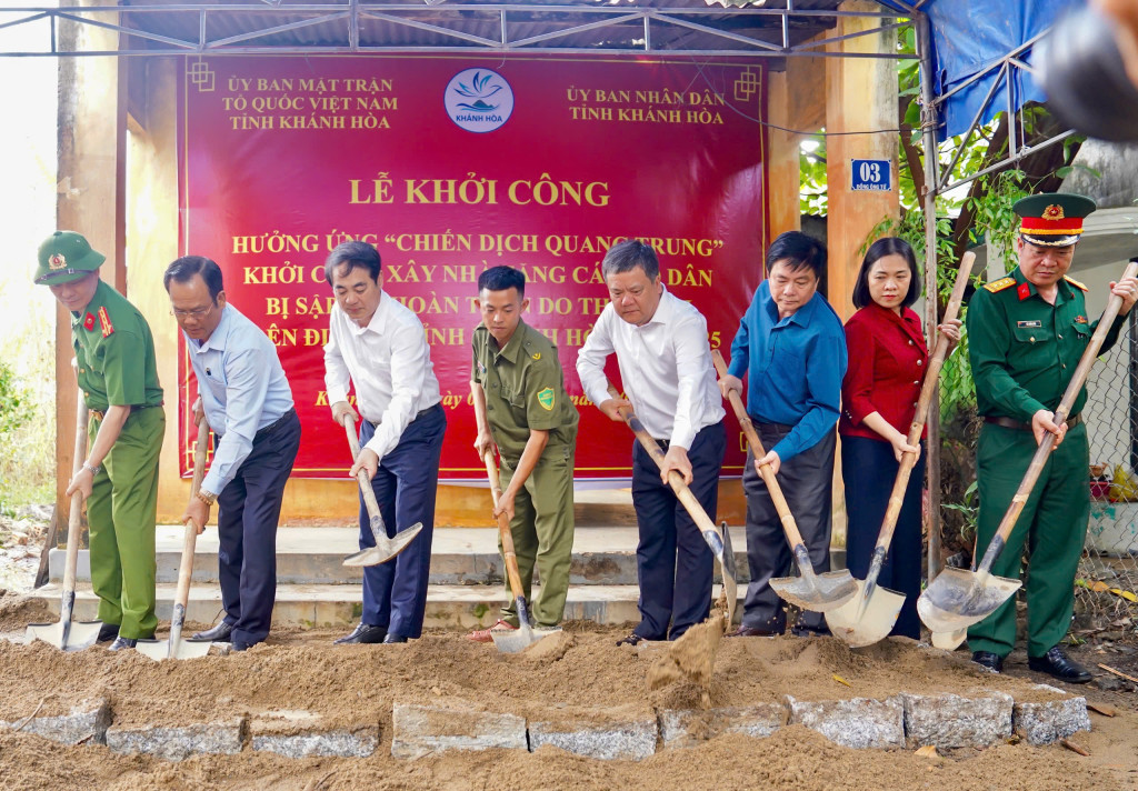 Lãnh đạo tỉnh Khánh Hòa thực hiện nghi thức động thổ khởi công (Ảnh: Đình Lâm)
