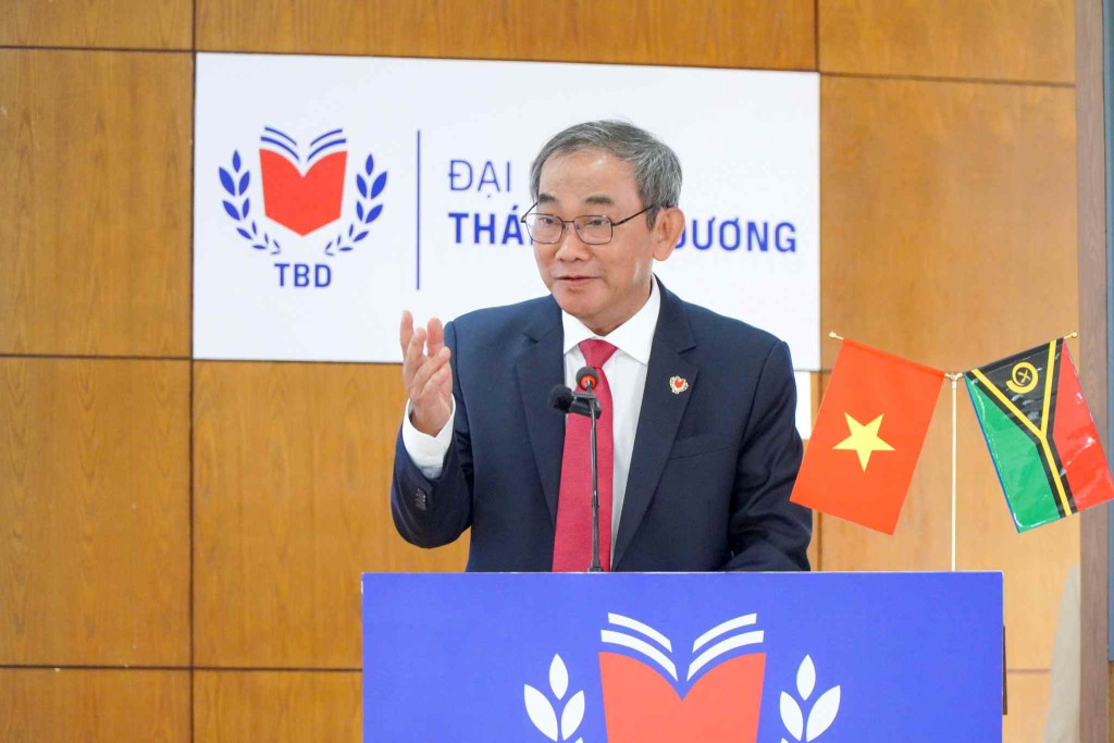 Ông Hồ Thanh Phong  nhận quyết định làm Hiệu trưởng Trường Đại học Thái Bình Dương (Ảnh: Hữu Long)