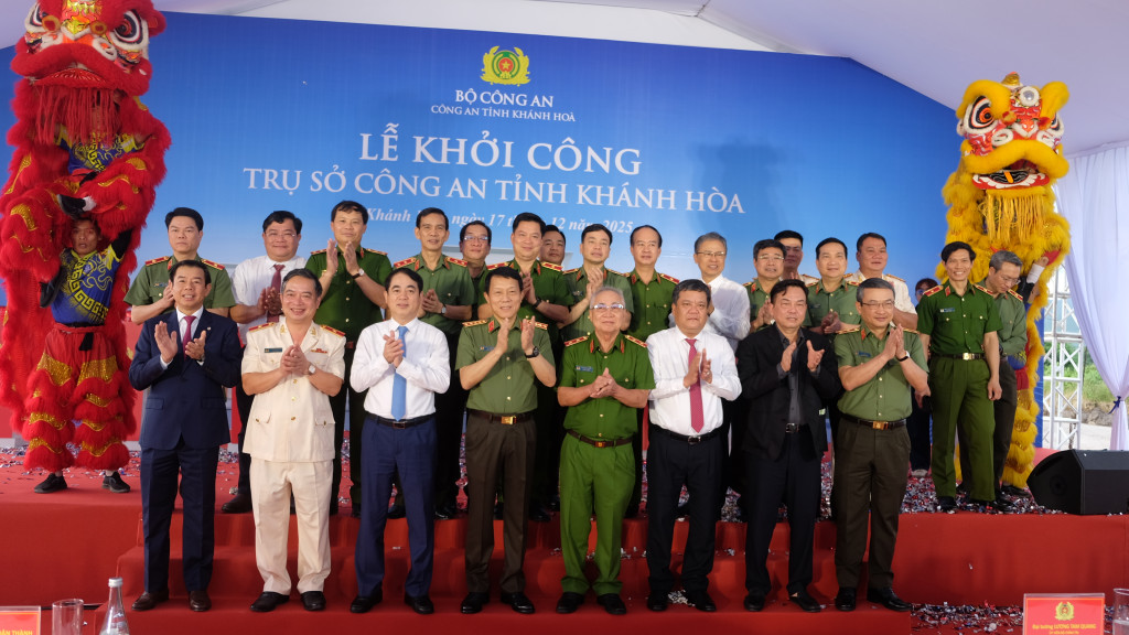 Hình lưu niệm tại lễ khởi công trụ sở Công an tỉnh Khánh Hòa (Ảnh: Thanh Huy)