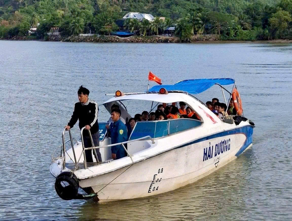 Các em học sinh đi học bằng canô tại phường Tây Nha Trang (Ảnh: CTV)