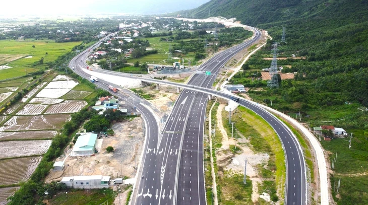Toàn bộ tuyến cao tốc Vân Phong - Nha Trang được thông xe (Ảnh: Thanh Huy)