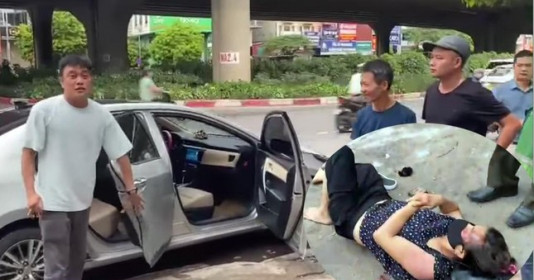 Một CSGT Hà Nội kịp thời đưa người phụ nữ bị TNGT đi cấp cứu