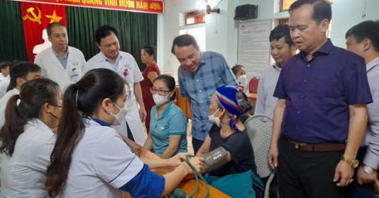 Ngành Y tế Nghệ An kịp thời khám chữa bệnh, cấp thuốc miễn phí cho người dân tâm lũ Kỳ Sơn