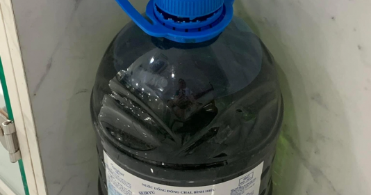 Bệnh nhân đi xếp hàng để mua tặng bác sĩ can xăng 10 lít