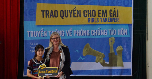 2 bé gái dân tộc Pa Cô và Vân Kiều được trao quyền Đại sứ Thụy Điển tại Việt Nam