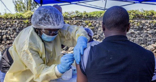 Ân Độ sản xuất 30.000 liều vaccine phòng Ebola để cấp miễn phí cho Uganda