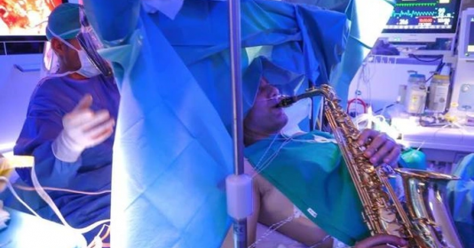 Bệnh nhân thổi kèn saxophone liên tục 9 tiếng để bác sĩ phẫu thuật lấy khối u ra khỏi não