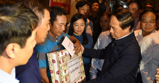 Phó Thủ tướng chia sẻ với nỗi đau, mất mát của gia đình có người bị chết do sạt lở bờ sông Thạch Hãn