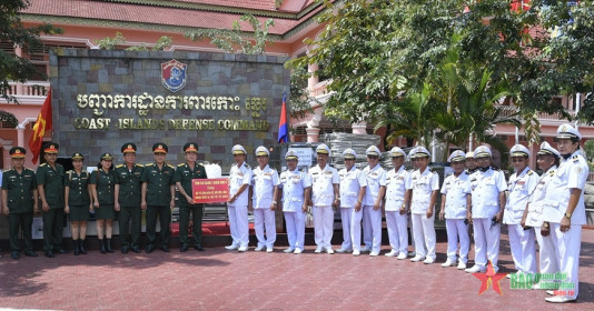 Bộ CHQS An Giang tặng trang thiết bị, vật tư y tế cho Quân đội Hoàng gia Campuchia