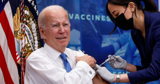 Tổng thống Mỹ Biden tiêm mũi vaccine COVID-19 tăng cường