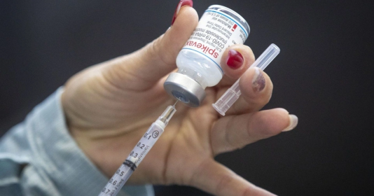Người sau tiêm vaccine Pfizer, Moderna bị sốt, ớn lạnh hoặc đau cơ sẽ có nhiều kháng thể hơn