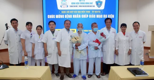Hai bệnh nhân bị mù hơn 10 năm được Bệnh viện TW Huế ghép giác mạc thành công