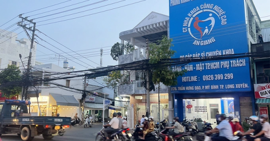 Mua 2 bằng bác sĩ răng hàm mặt giả rồi mở phòng khám nha khoa