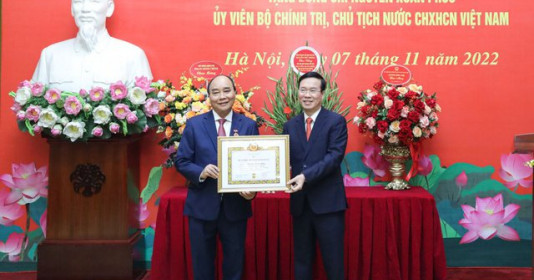 Trao Huy hiệu 40 năm tuổi Đảng tặng Chủ tịch nước Nguyễn Xuân Phúc