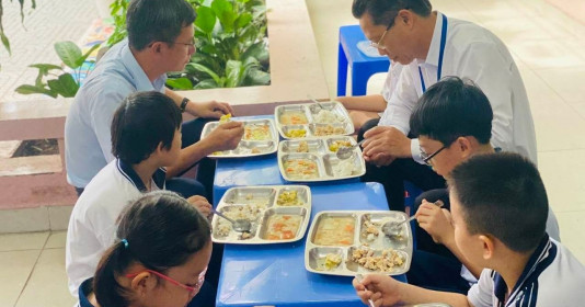 Cảnh giác về các loại thực phẩm được tặng miễn phí trong trường học