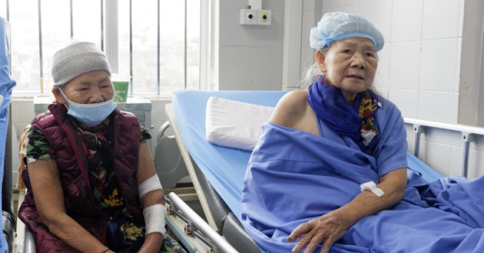Hà Nội: Chó 'điên' tuột xích cắn cụ bà gãy xương, đứt gân