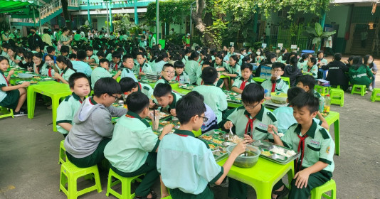 Phòng tránh ngộ độc thực phẩm trong trường học: Cần có cán bộ y tế chuyên trách
