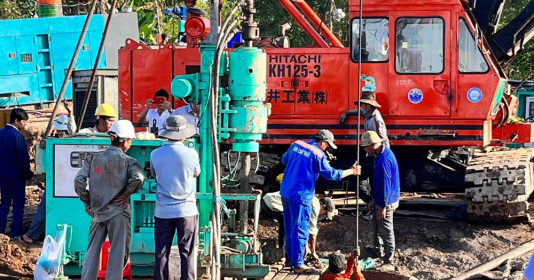 Huy động tối đa phương tiện, thiết bị, nhân lực, 'chạy đua với thời gian' cứu nạn cháu bé rơi xuống ống cọc bê tông sâu 35m