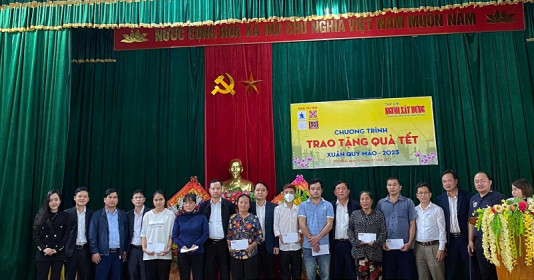 Tạp chí Người Xây dựng tặng quà Tết cho đồng bào nghèo ở Hà Tĩnh