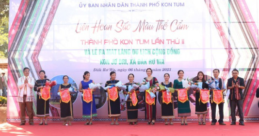 Kon Tum: Liên hoan sắc màu thổ cẩm tại làng du lịch cộng đồng Kon Jơ Dri