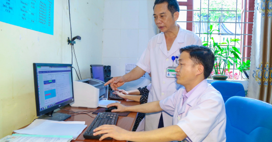 Bác sĩ người dân tộc Mông tận tâm với nghề