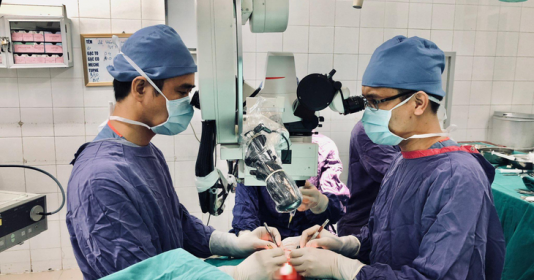 Phẫu thuật thành công bệnh nhân bị lột toàn bộ da đầu, hai tai và mí mắt