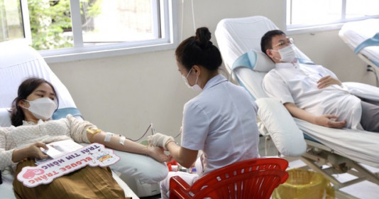 Hàng trăm thầy thuốc tham gia hiến máu tại ngày hội 'Blouse trắng - Trái tim hồng'