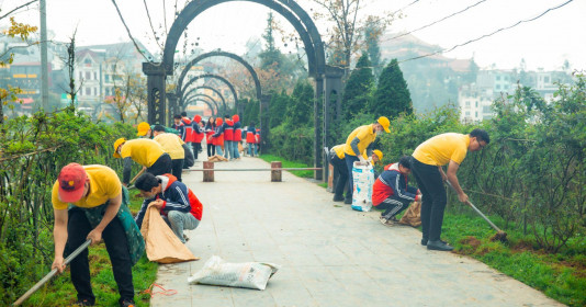 Ra quân dọn rác, trồng cây hướng tới kỷ niệm 120 năm Du lịch Sa Pa